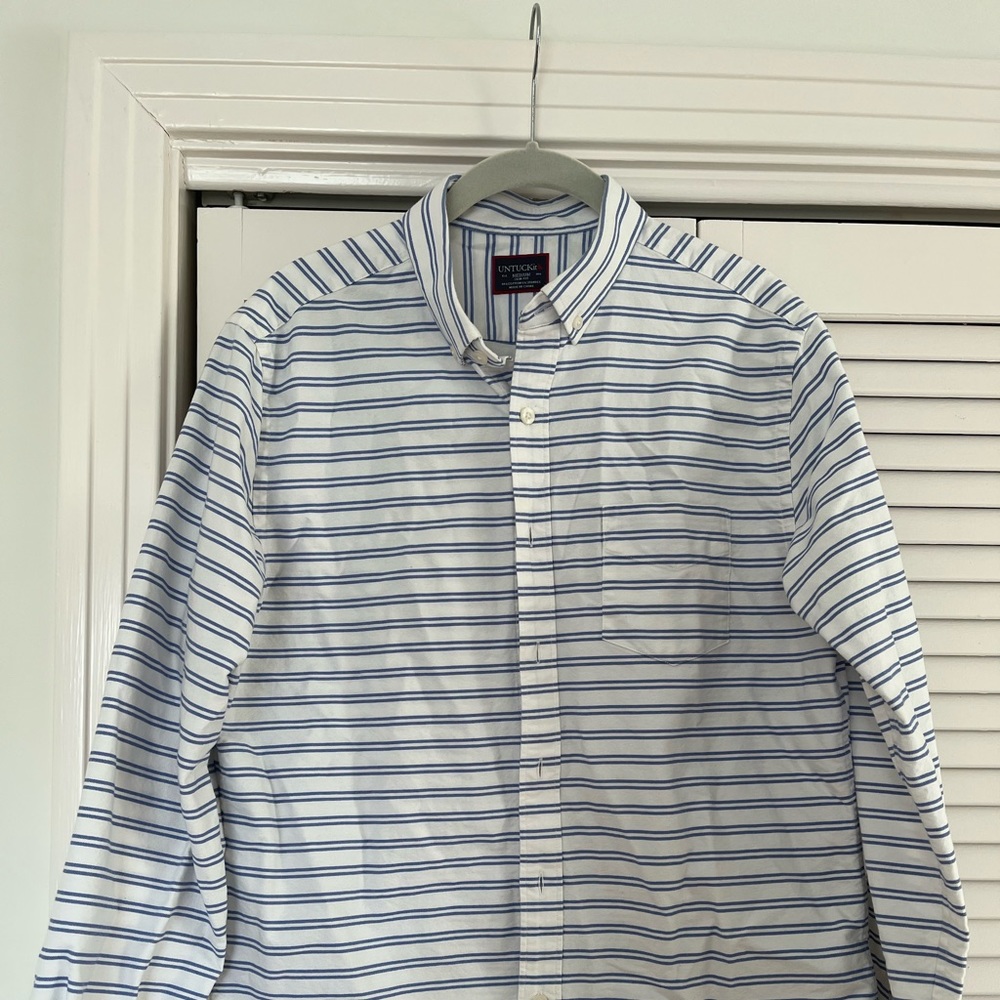 UNTUCKit Medium Slim Fit Men’s White and Blue Sttiped Button Down